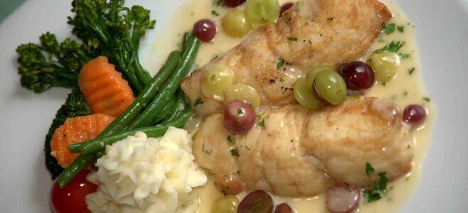 Halibut with grapes and vegetables